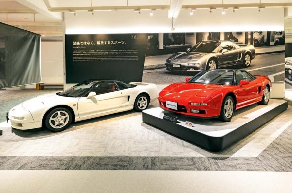 Знак за значимостта на NSX е, че в залата има два екземпляра на трансформиращата се спортна кола. Червеният е пример от първо поколение на автомобила с 397 к.с. Виж, белият е NSX-R от 1992 година е със 120 кг по-лек от обикновената кола (1230 кг).
